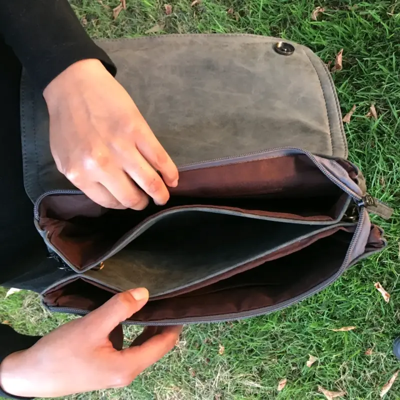 Cartera de cuero negra con diseño trenzado - 3