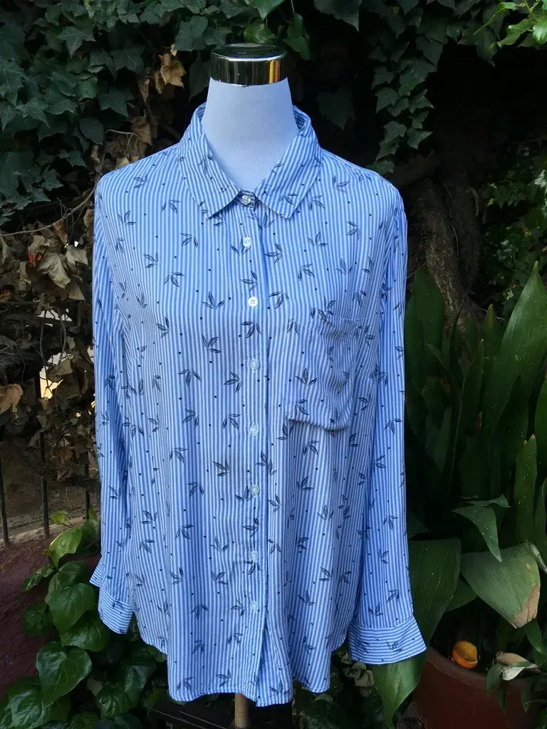 Camisa de mujer azul con estampado de pájaros