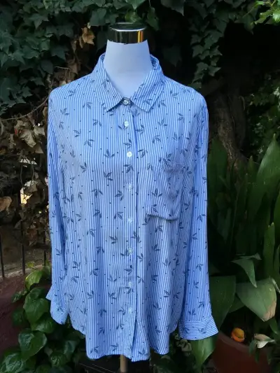 Camisa de mujer azul con estampado de pájaros - miniatura 1
