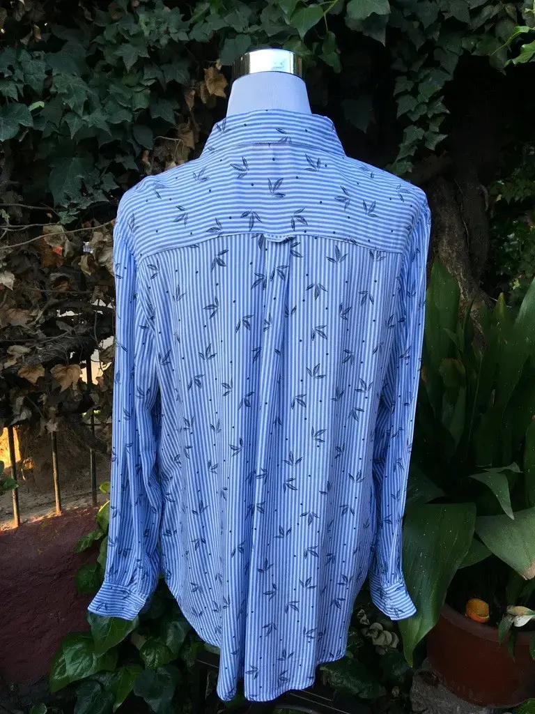 Camisa de mujer azul con estampado de pájaros - 2