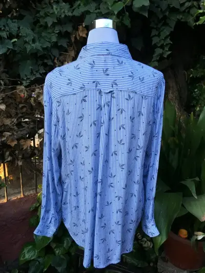 Camisa de mujer azul con estampado de pájaros - miniatura 2