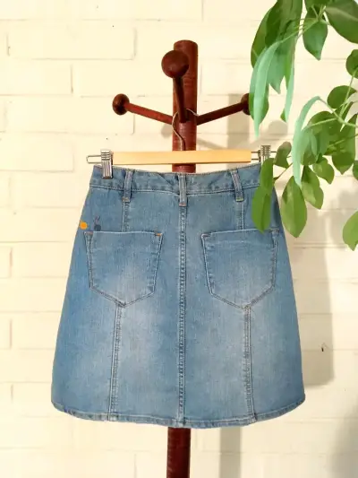 Falda de mezclilla azul con botones talla 36 - miniatura 2