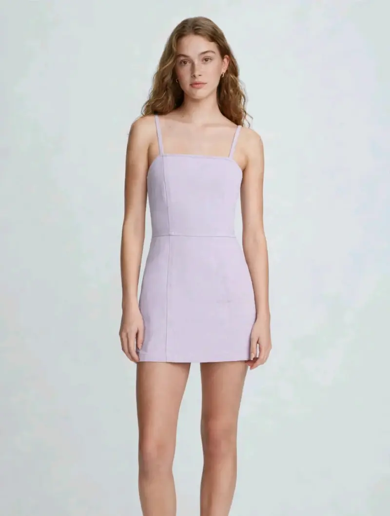 Vestido corto lila con tirantes delgados
