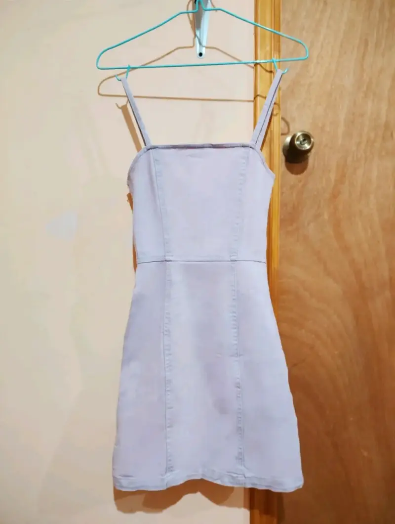 Vestido corto lila con tirantes delgados - 3