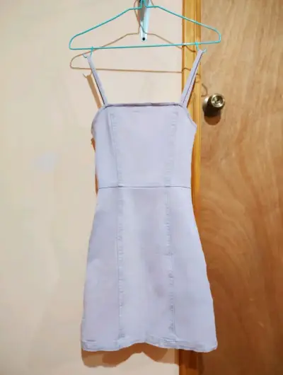 Vestido corto lila con tirantes delgados - miniatura 3