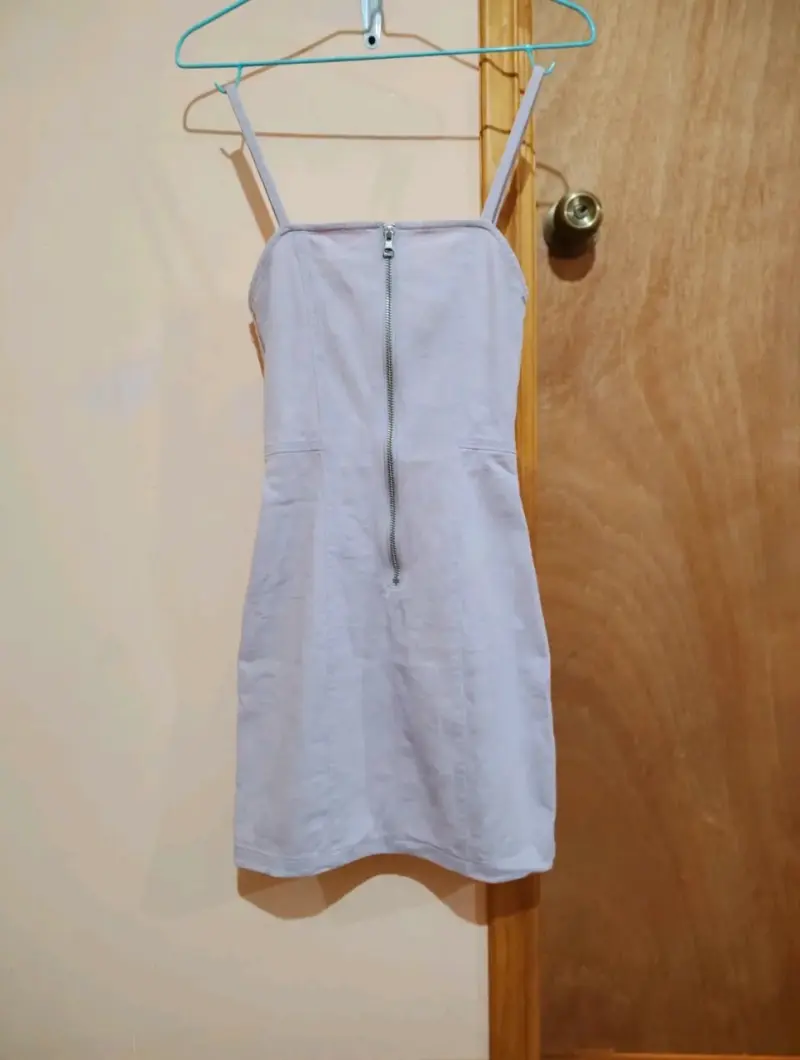 Vestido corto lila con tirantes delgados - 4