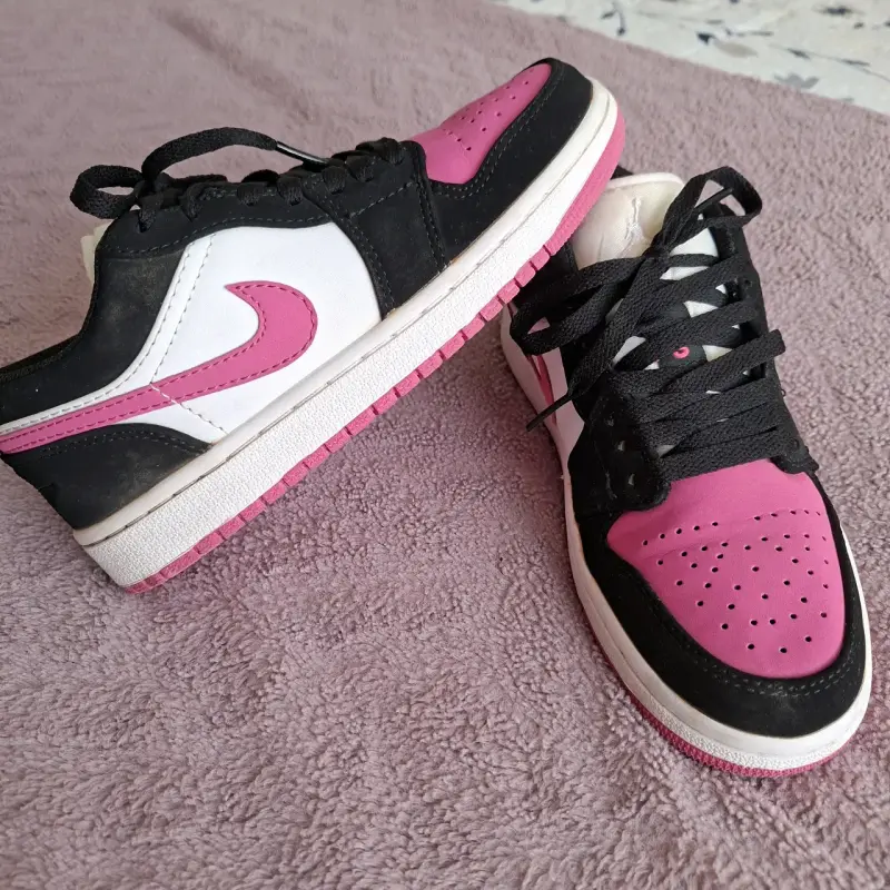 Zapatillas Air Jordan 1 Low Rosadas y Negras - 1