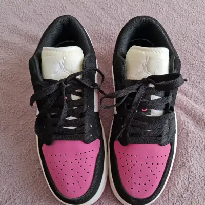 Zapatillas Air Jordan 1 Low Rosadas y Negras - miniatura 2
