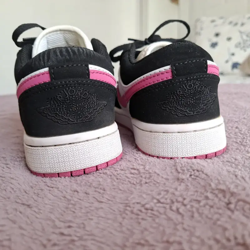 Zapatillas Air Jordan 1 Low Rosadas y Negras - 3
