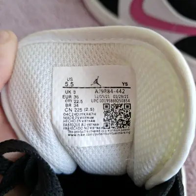 Zapatillas Air Jordan 1 Low Rosadas y Negras - miniatura 4