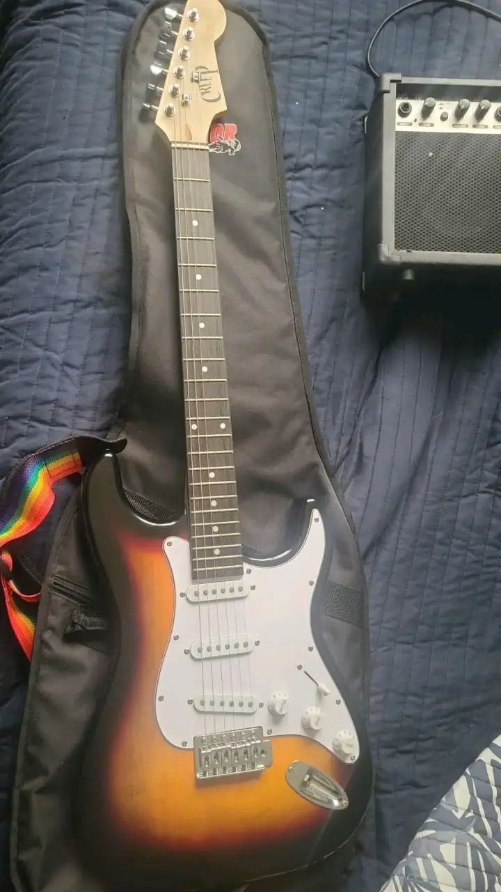 Guitarra eléctrica Creep SST-111 + kit inicial