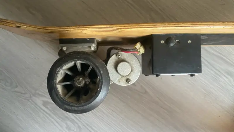 🛹🔥 Pack 3 Skateboards – 2 Normales + 1 Eléctrico - 5