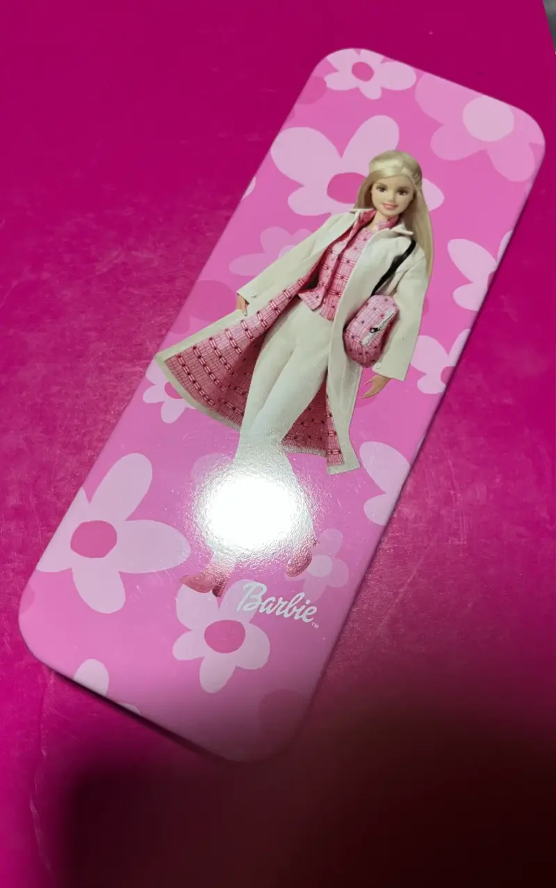 Estuche metálico Barbie rosa con diseño floral