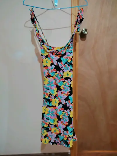 Vestido corto floral con tirantes cruzados - miniatura 3