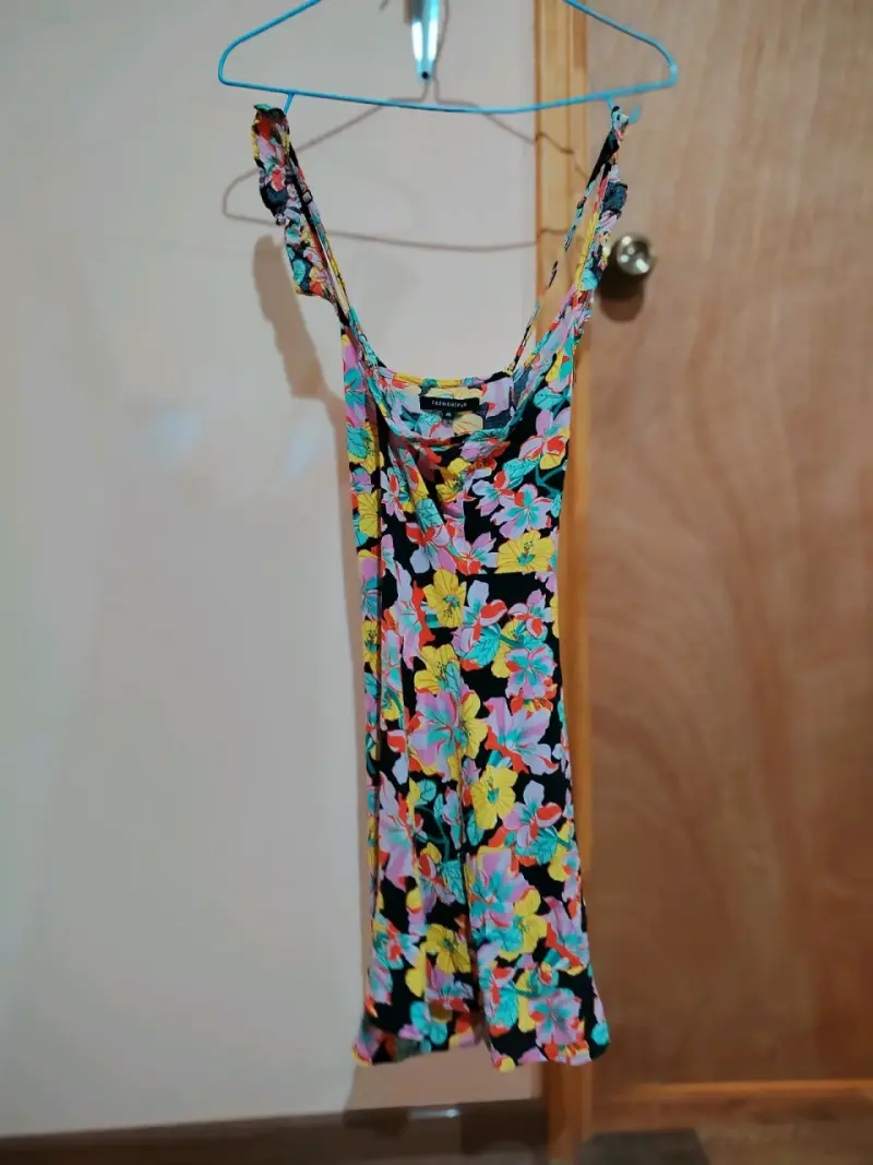 Vestido corto floral con tirantes cruzados - 4