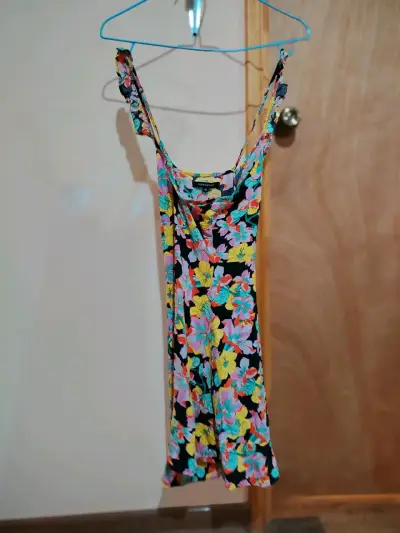 Vestido corto floral con tirantes cruzados - miniatura 4