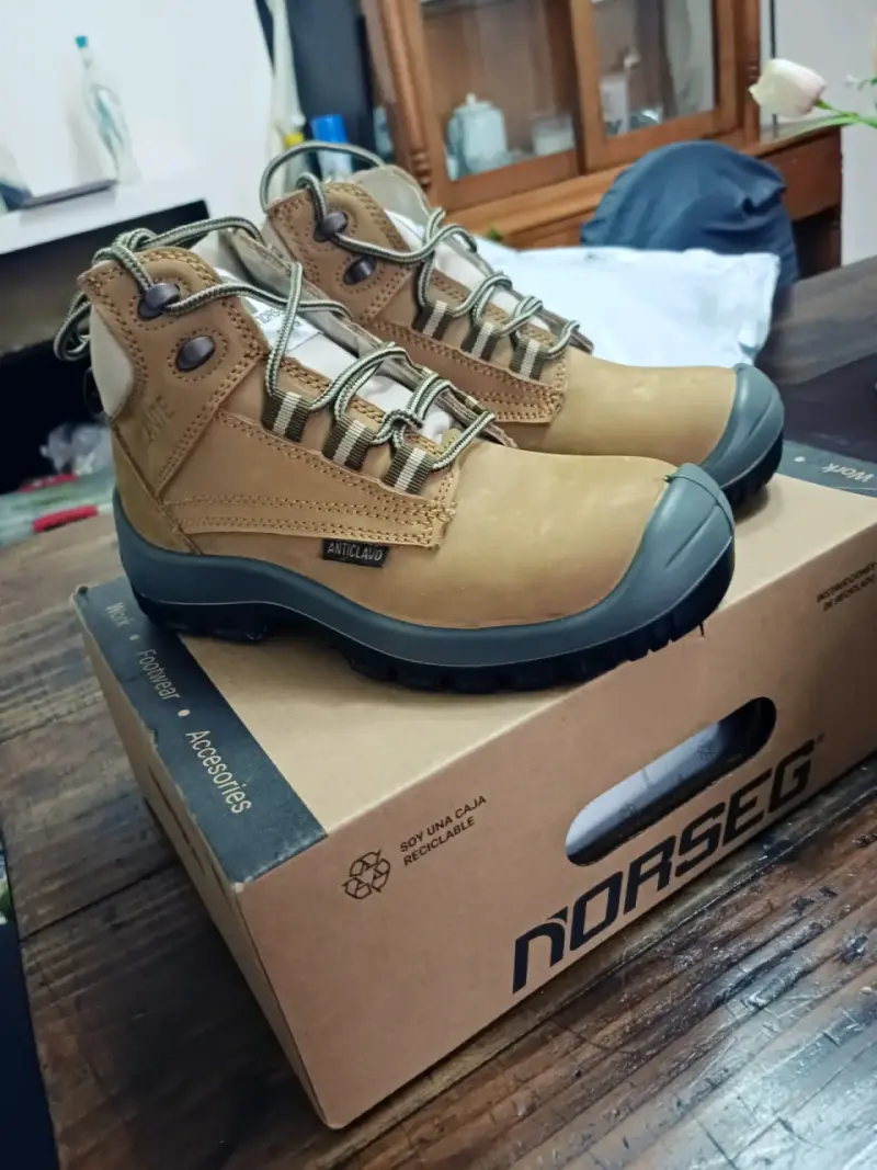 Botas de seguridad Norseg anticlavo color marrón