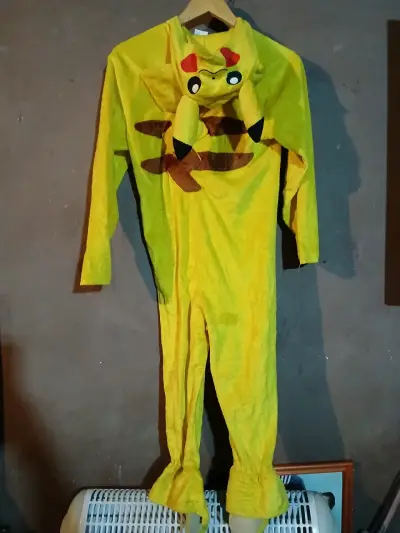 Disfraz de Pikachu con capucha talla 6 a 8 años - miniatura 2