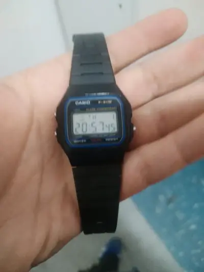 Reloj digital Casio F-91W resistente al agua - miniatura 1