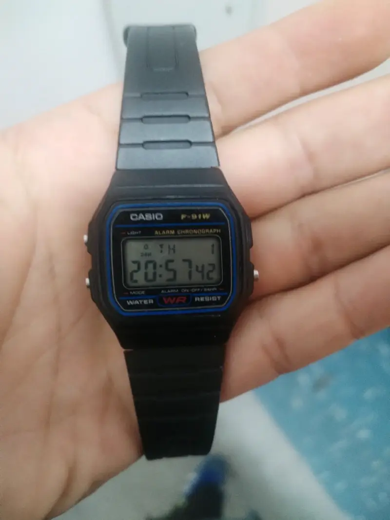 Reloj digital Casio F-91W resistente al agua - 3