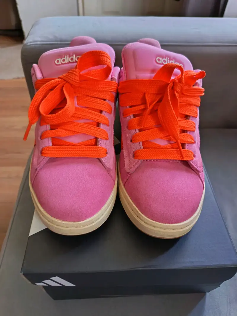 Zapatillas Adidas rosas con detalles naranjas - 1