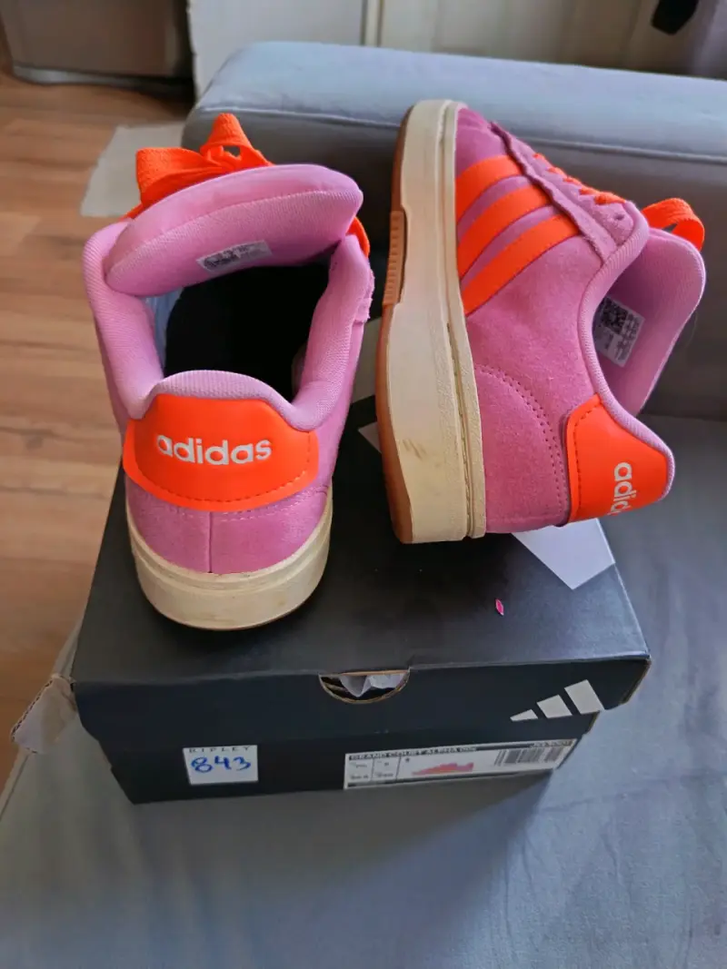 Zapatillas Adidas rosas con detalles naranjas - 2