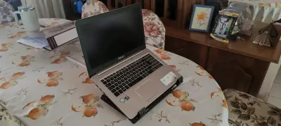 Laptop ASUS con procesador Intel y cargador - miniatura 1