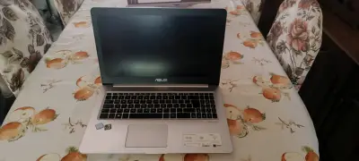 Laptop ASUS con procesador Intel y cargador - miniatura 2