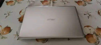Laptop ASUS con procesador Intel y cargador - miniatura 3