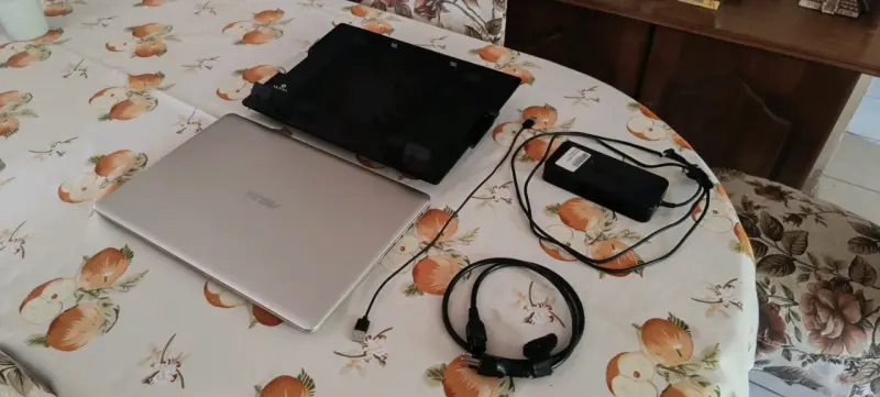 Laptop ASUS con procesador Intel y cargador - 4