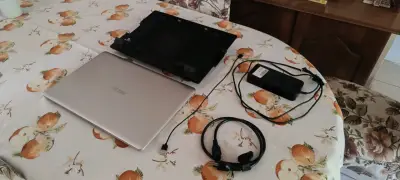 Laptop ASUS con procesador Intel y cargador - miniatura 4