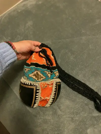 Bolso artesanal con diseño étnico colorido - miniatura 1