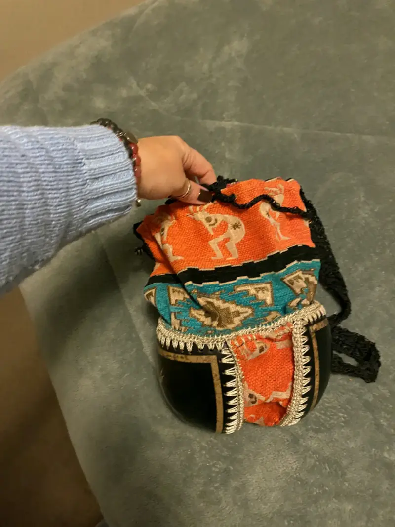 Bolso artesanal con diseño étnico colorido - 2