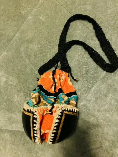 Bolso artesanal con diseño étnico colorido - miniatura 3