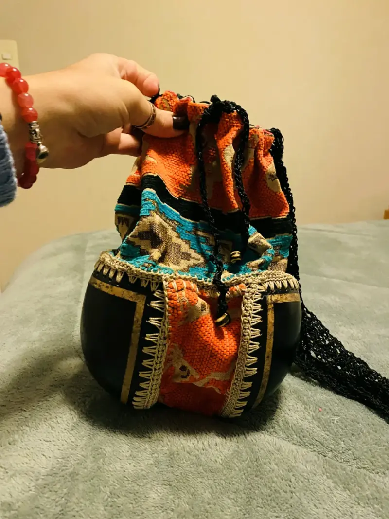 Bolso artesanal con diseño étnico colorido - 5