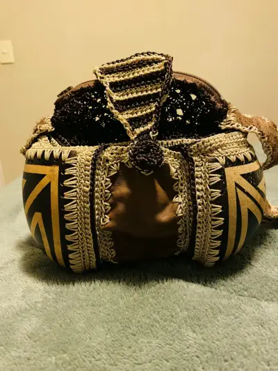 Bolso artesanal tejido a mano con diseño étnico - miniatura 1