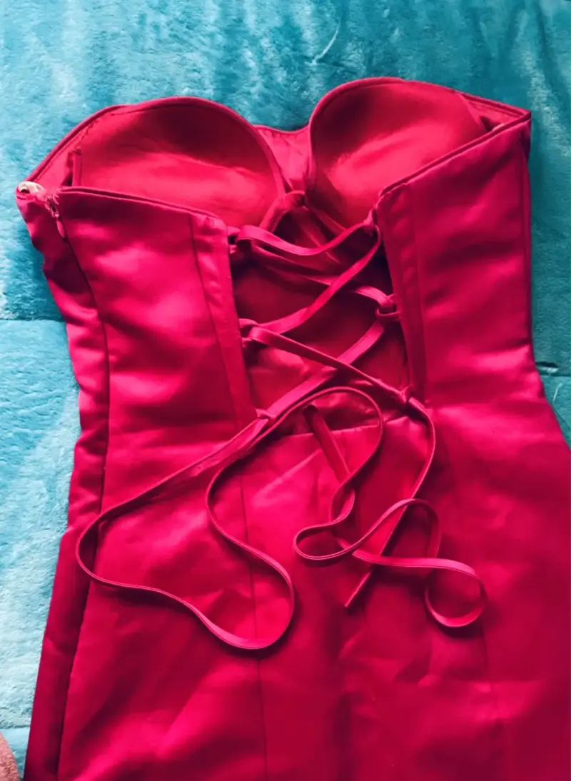 Vestido fucsia ajustado con corset - 1