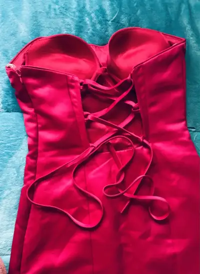 Vestido fucsia ajustado con corset - miniatura 1