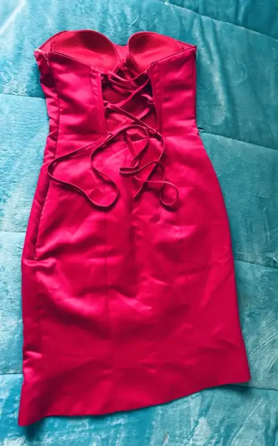 Vestido fucsia ajustado con corset - miniatura 2