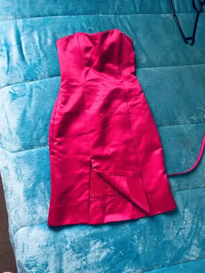 Vestido fucsia ajustado con corset - miniatura 3