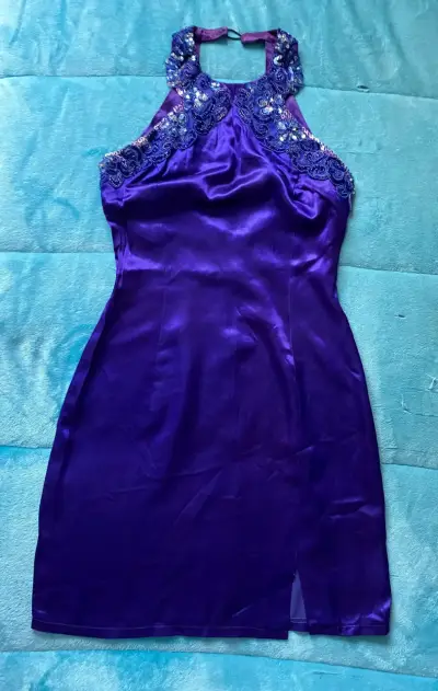 Vestido de fiesta morado con detalles bordados - miniatura 1
