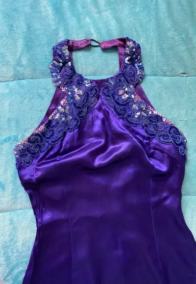 Vestido de fiesta morado con detalles bordados - miniatura 2