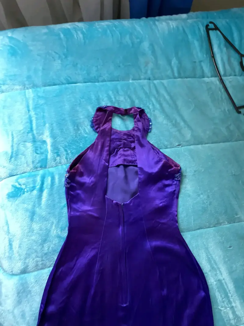 Vestido de fiesta morado con detalles bordados - 4