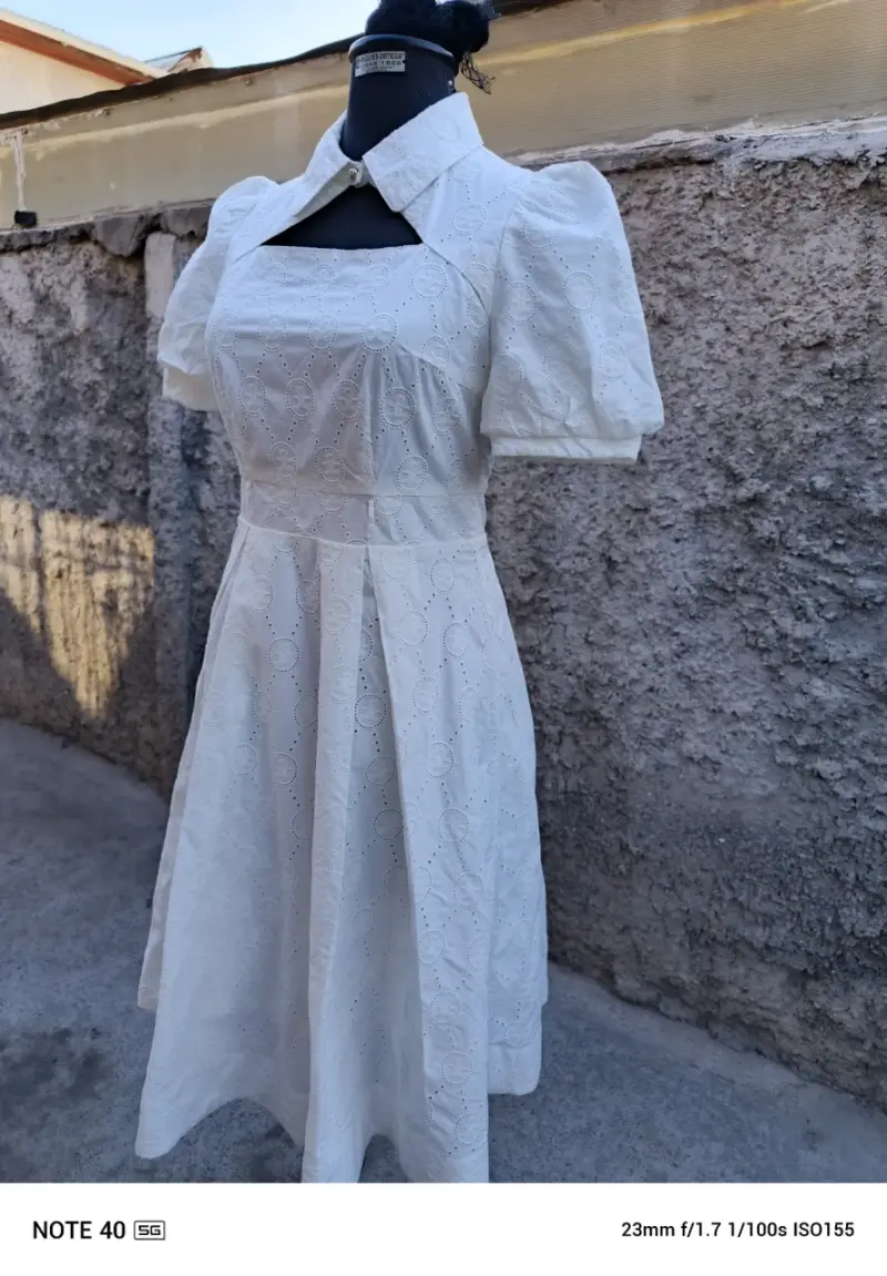 Vestido blanco vintage con mangas abullonadas - 2