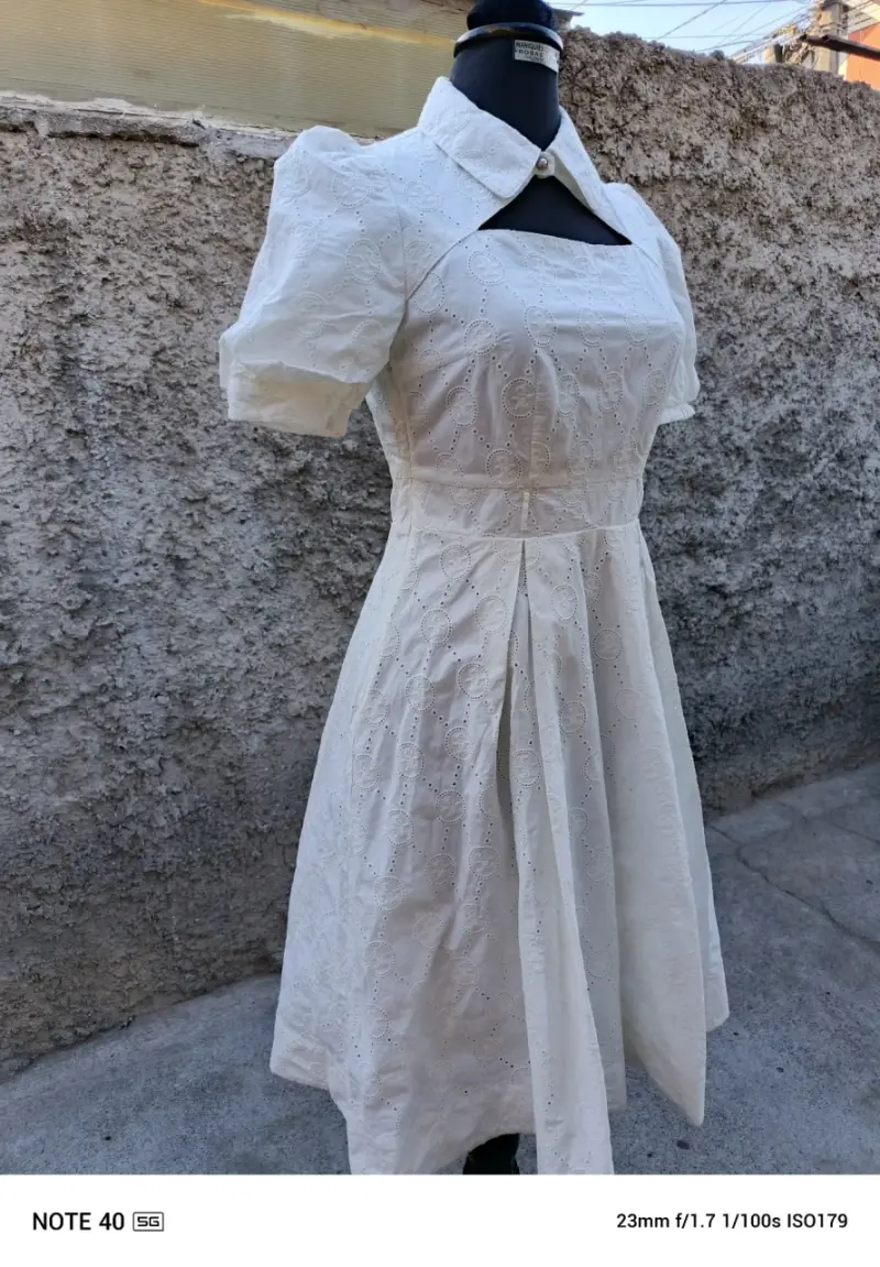 Vestido blanco vintage con mangas abullonadas - 3
