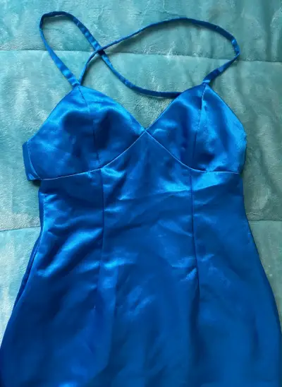 Vestido azul satinado con tirantes - miniatura 2