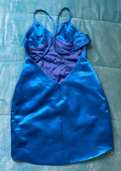 Vestido azul satinado con tirantes - miniatura 3