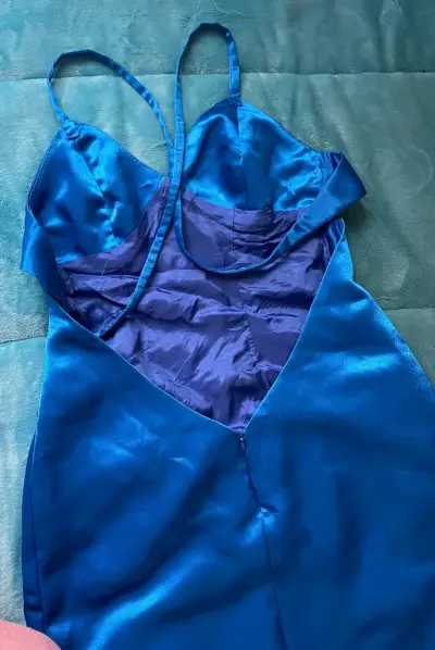 Vestido azul satinado con tirantes - miniatura 4