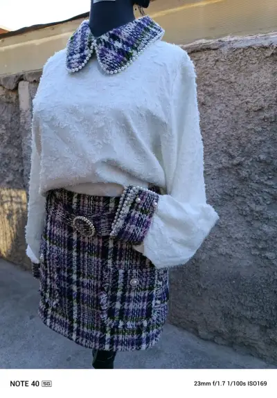 Conjunto de blusa y falda con cuello perlas - miniatura 2