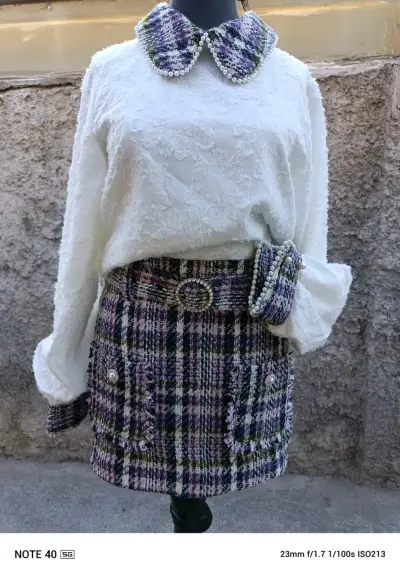Conjunto de blusa y falda con cuello perlas - miniatura 3